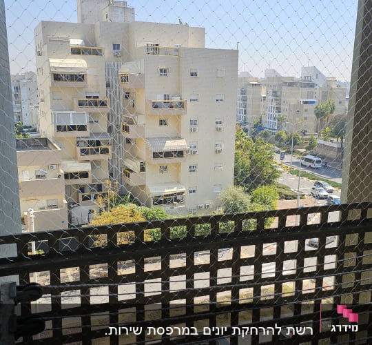 רשת למניעת כניסת יונים במרפסת בניין